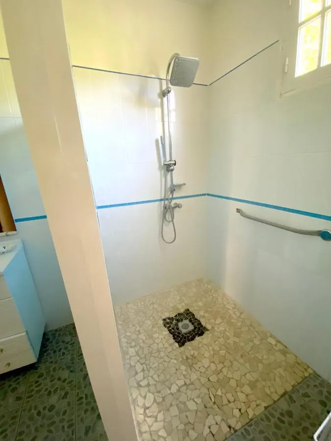 Appartement Charmant: Pointe Noire Retreat with Pool & Jacuzzi 0*, Pointe-Noire