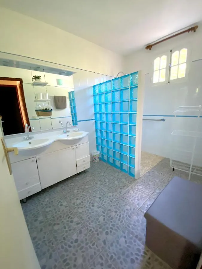 Appartement Charmant: Pointe Noire Retreat with Pool & Jacuzzi Apartment
