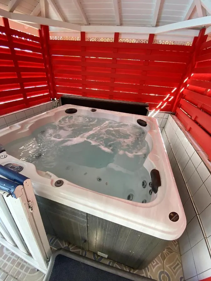 Appartement Charmant: Pointe Noire Retreat with Pool & Jacuzzi Pointe-Noire