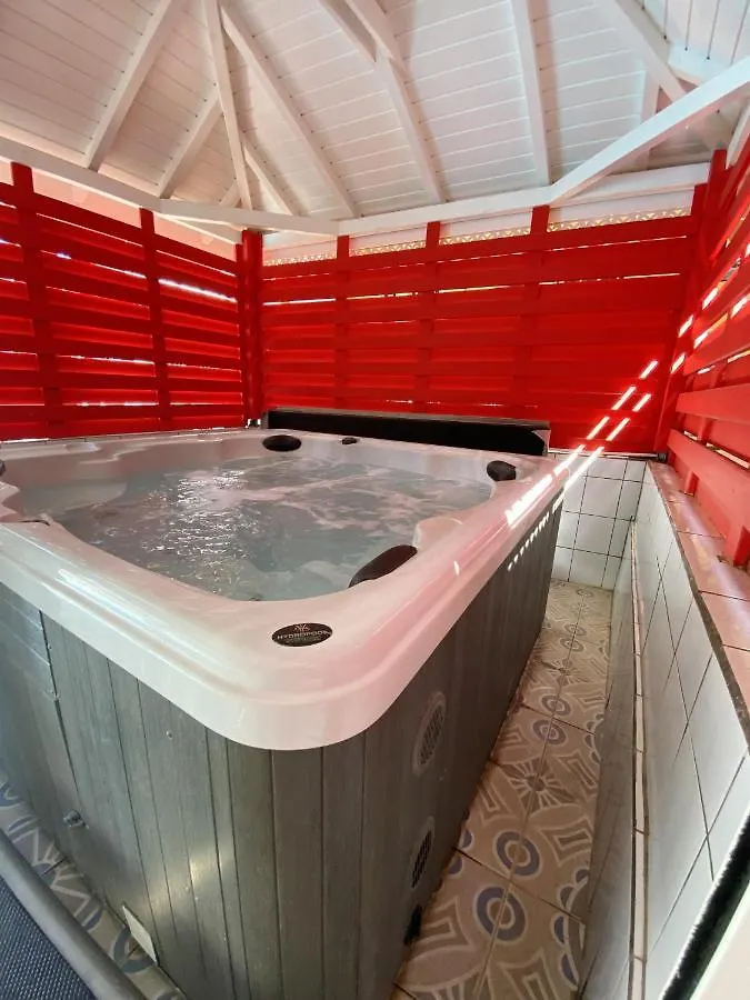 Apartment Appartement Charmant: Pointe Noire Retreat with Pool & Jacuzzi
